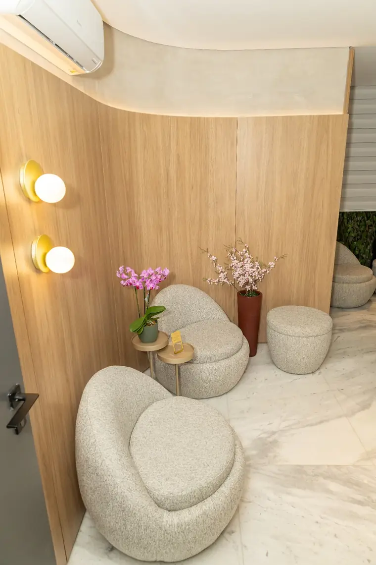 Poltronas da sala de espera com orquídeas e flores