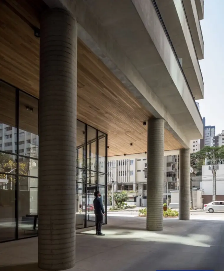 Entrada do edifício onde fica o consultório da Dra. Juliana Schiavini, no Bigorrilho, em Curitiba